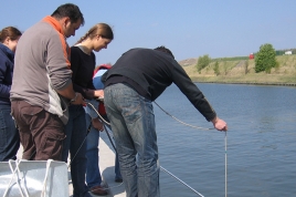 Techniciens de mesures de la qualité de l'eau